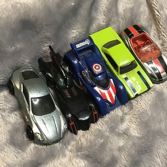Various collectors hot wheels cars, great shape, 007, Batman - Picture 1 of 16